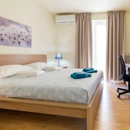 Kyniska Urban * Atenas